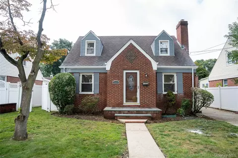 586 Stratford Rd, Baldwin, NY 11510