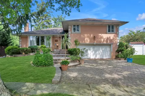 936 Stratford Ct, Westbury, NY 11590
