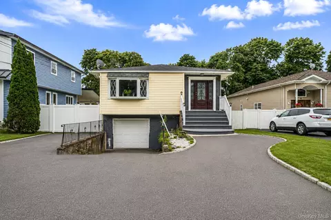 68 Prospect Dr, Brentwood, NY 11717