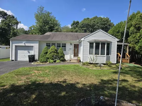 1556 N Gardiner Dr, Bay Shore, NY 11706