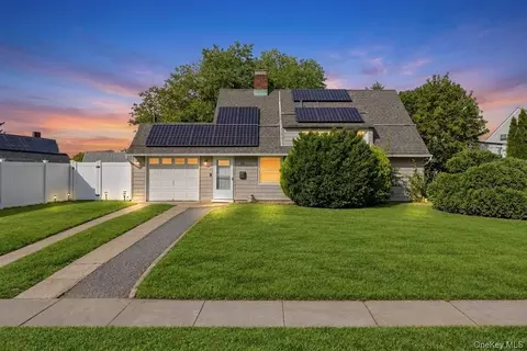 35 Meeting Ln, Hicksville, NY 11801