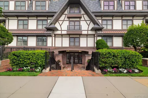 77 Maple Ave #100, Rockville Centre, NY 11570