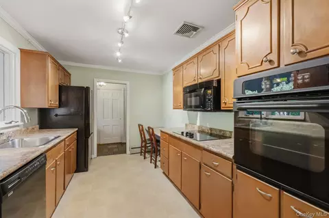 Kitchen - 10 Oak Bend Rd, Poughkeepsie, NY 12603 photo 2 of 3