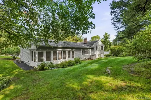 Exterior - 10 Oak Bend Rd, Poughkeepsie, NY 12603 photo 2 of 12