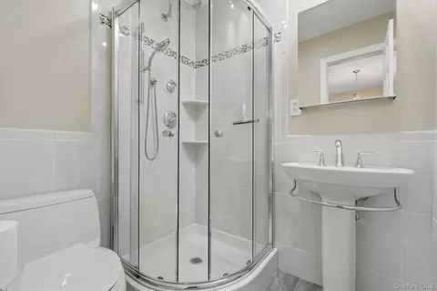 Bath - 10 Oak Bend Rd, Poughkeepsie, NY 12603 photo 2 of 2