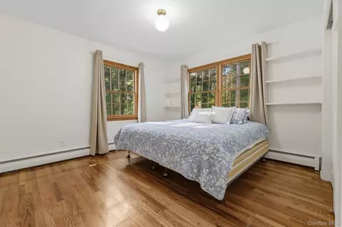 Bedroom - 10 Oak Bend Rd, Poughkeepsie, NY 12603 photo 2 of 3