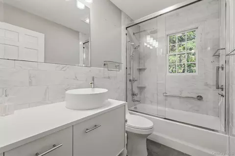 Bath - 10 Oak Bend Rd, Poughkeepsie, NY 12603 photo 1 of 2