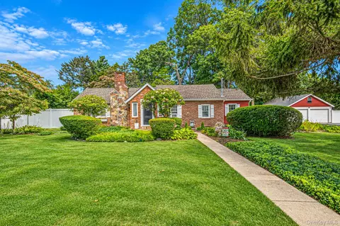 11 Keeler St, Huntington, NY 11743