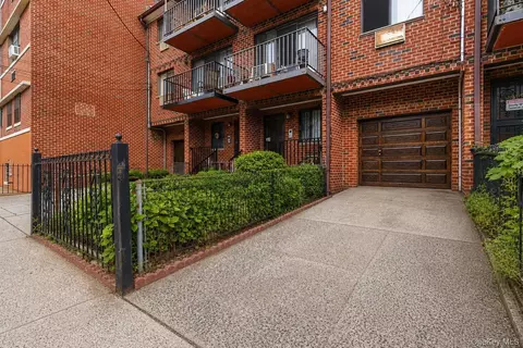 3121 46th St, New York, NY 11103