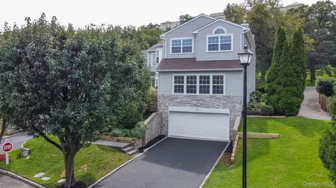 26 Hamlet Dr, Hauppauge, NY 11788