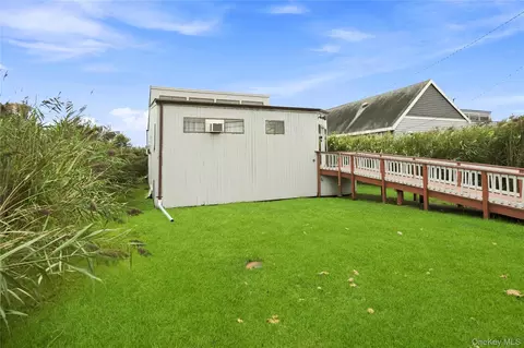8 Cayuga St, Ocean Beach, NY 11770