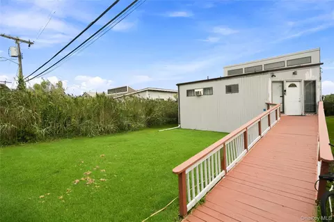 8 Cayuga St, Ocean Beach, NY 11770