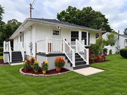 1544 N Thompson Dr, Bay Shore, NY 11706