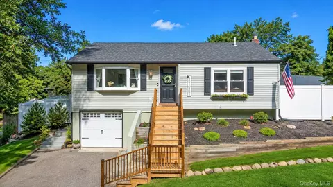 19 Hawthorne Rd, Rocky Point, NY 11778