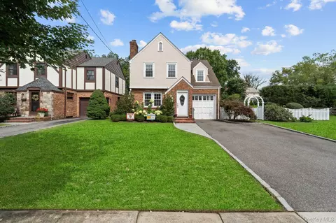 33 Ogden Ave, North Hempstead, NY 11596