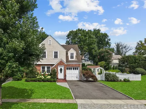 33 Ogden Ave, North Hempstead, NY 11596