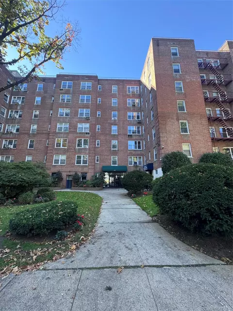 27-04 Parsons Blvd #2G, Flushing, NY 11354