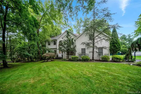 11 Croyden Ln, Clarkstown, NY 10956