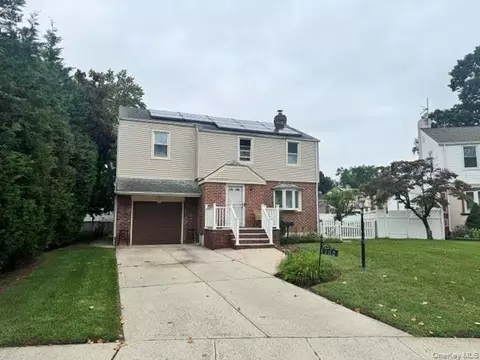 132 Nassau St, Elmont, NY 11003