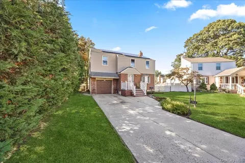 132 Nassau St, Elmont, NY 11003