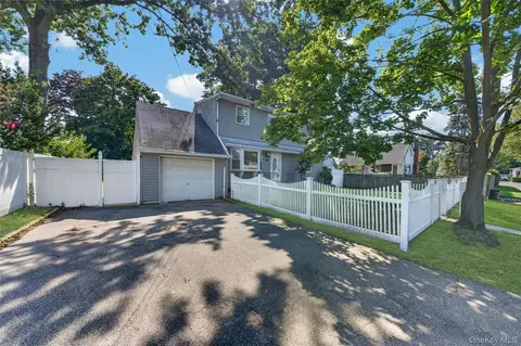 10 Field Pl, Huntington Station, NY 11746