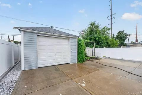 255 Cochran Pl, Valley Stream, NY 11581
