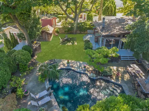 78 Chestnut St, Glen Cove, NY 11542