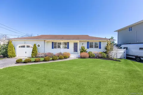 13 Marlin Rd, East Quogue, NY 11942