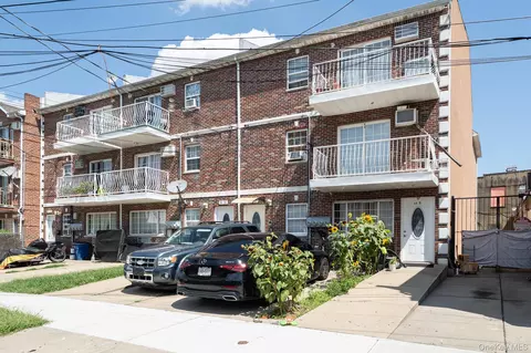9487 218th St, New York, NY 11428