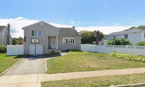 330 N Hickory St, Massapequa, NY 11758
