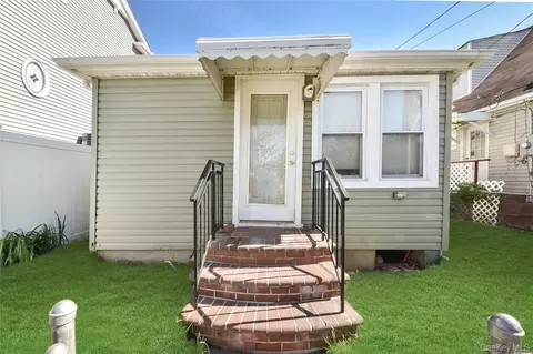 2 Sampson St E, East Rockaway, NY 11518