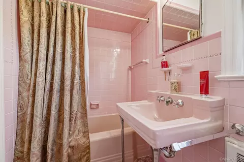 Bath - 61 E Maple Ave, Ramapo, NY 10901 photo 2 of 4
