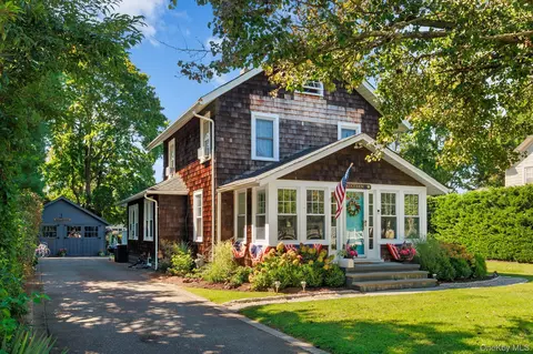 16 Robbins Ave, Amityville, NY 11701