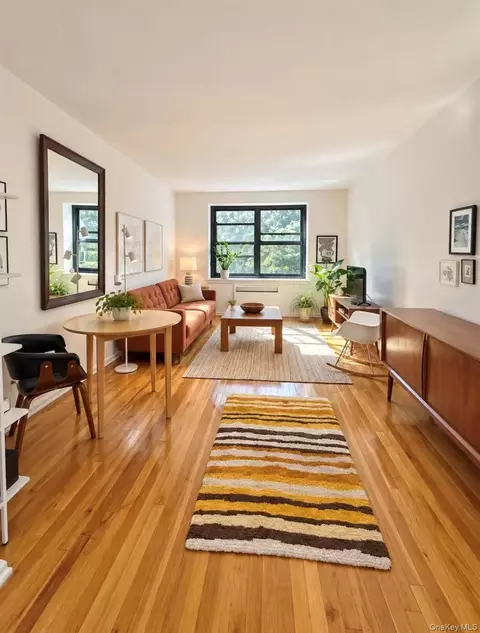 7550 Bell Blvd #2C, Oakland Gardens, NY 11364