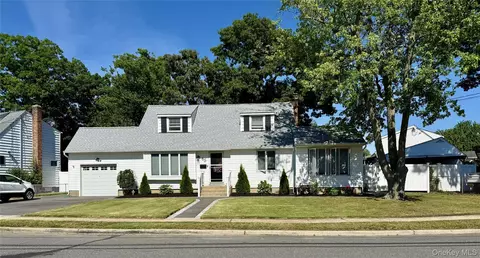65 Westwood Rd N, Massapequa Park, NY 11762