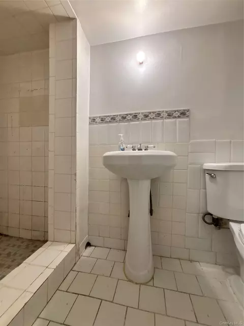 Bath - 3614 Paulding Ave, New York, NY 10469 photo 3 of 3