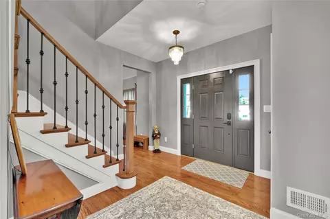 Entry Way - 112 Elise Dr, Wallkill, NY 10941 photo 2 of 5