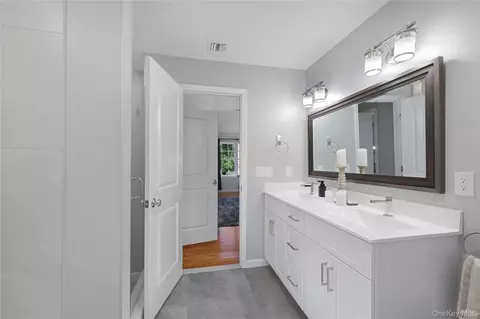 Bath - 112 Elise Dr, Wallkill, NY 10941 photo 3 of 4