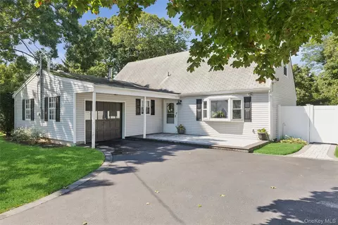 26 Avenue D, Holbrook, NY 11741