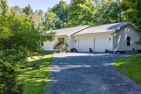 60 Briarwood Ln, North East, NY 12546