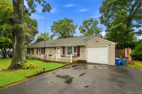 21 Lafayette Ave, Lake Grove, NY 11755