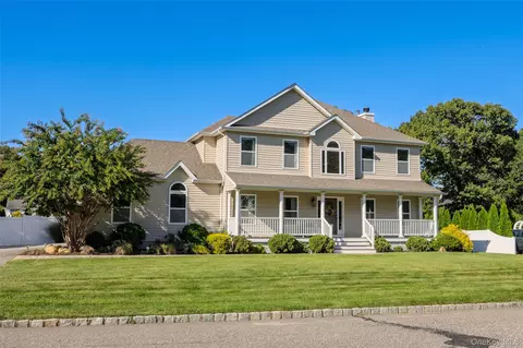 9 Valerie Ct, Centereach, NY 11720