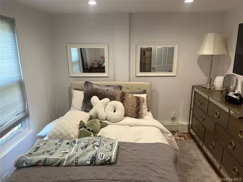 Bedroom - 970 E Main St, Riverhead, NY 11901 photo 2 of 6