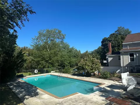 Exterior - 970 E Main St, Riverhead, NY 11901 photo 9 of 11