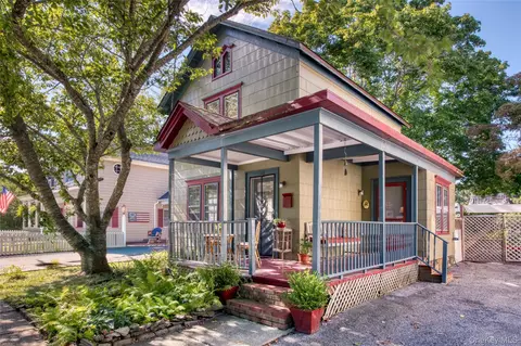 216 Broad St, Greenport, NY 11944