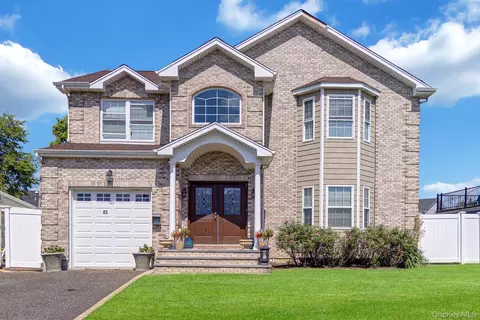 45 Meeting Ln, Hicksville, NY 11801