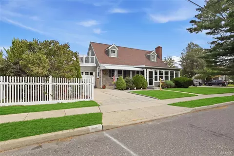630 9th St, West Hempstead, NY 11552