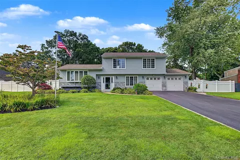 105 Nathan Dr, Bohemia, NY 11716