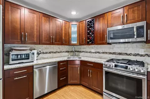 Kitchen - 9 Redtwig Ct, Peekskill, NY 10566 photo 1 of 1