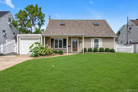 1055 Jefferson St, Baldwin, NY 11510